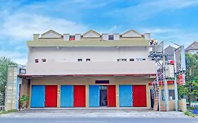 RedDoorz near Gembira Loka Zoo 3